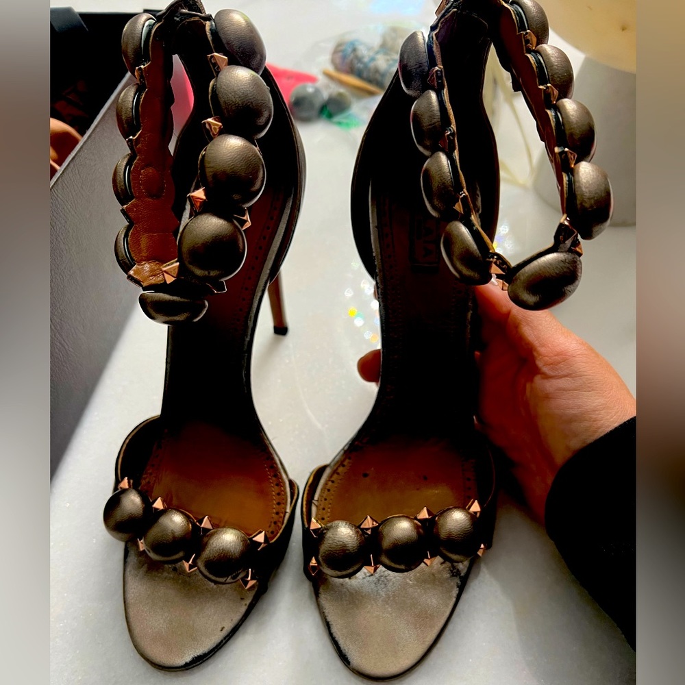 Alaia Women’s Bombe sandal in bronze color size 39.5